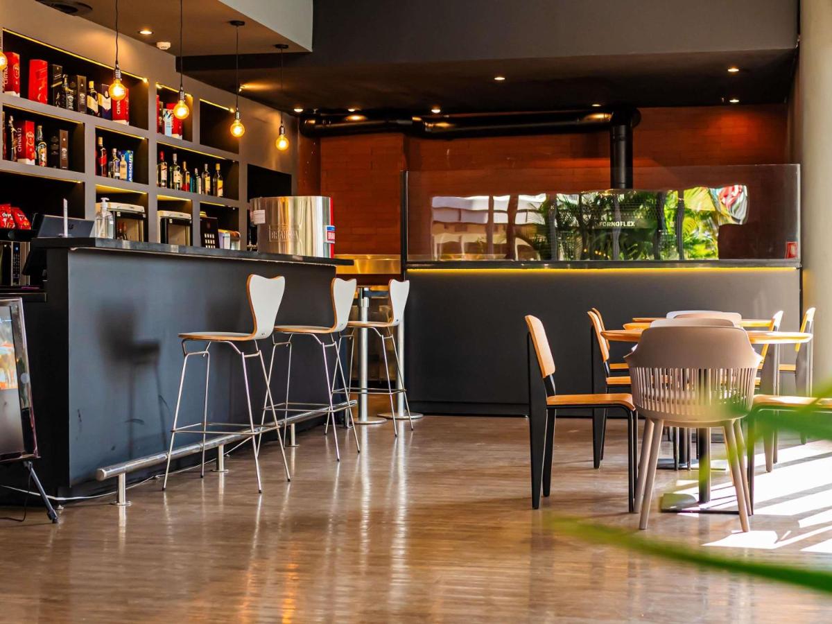 Bar do hotel com drinks