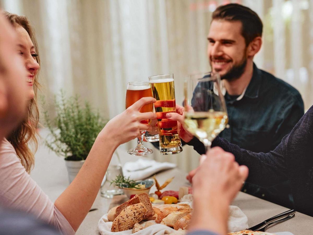 Casal brindando em jantar romântico no restaurante